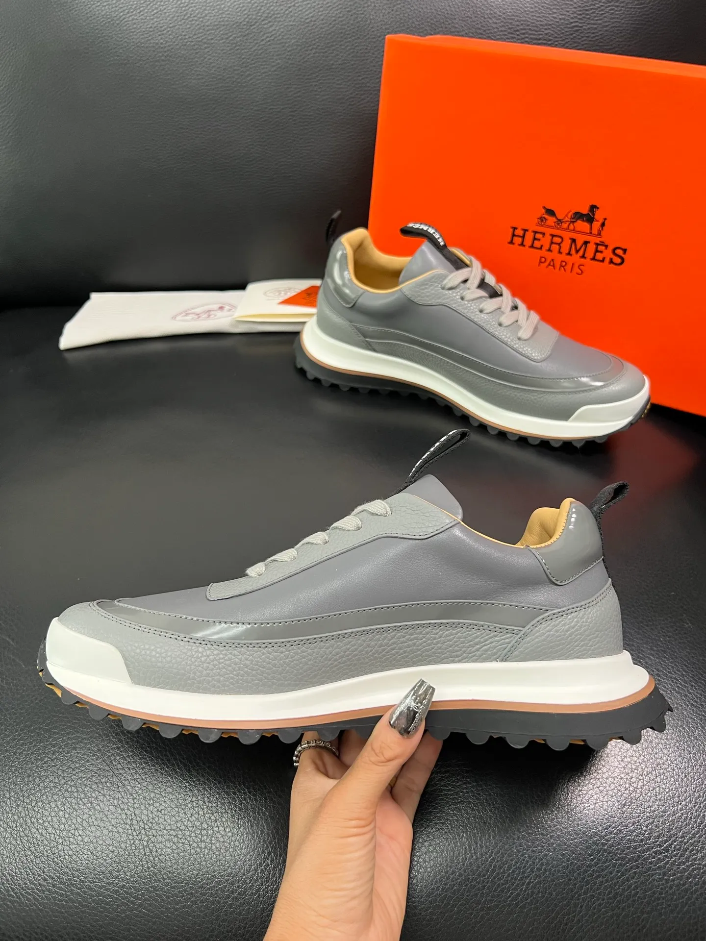 Men's shoes 💰800 Hermes top purchasing Hermes counters are on sale simultaneously with original factory configuration, original cowhide fabrics imported from Italy, high-quality splicing technology, fully imported water-dyed cowhide linings, soles: original soles specially provided by the factory are super comfortable, the original factory follows the order and high quality, you can enter and exit the counter at will, welcome to compare at the counter, code number 39-44 (customized 38 45) 85863